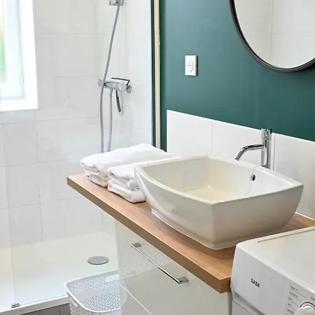 Superbe T2 Climatise Avec Patio Et Jardin